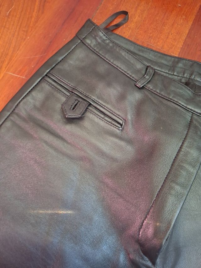 Pantalón de cuero negro