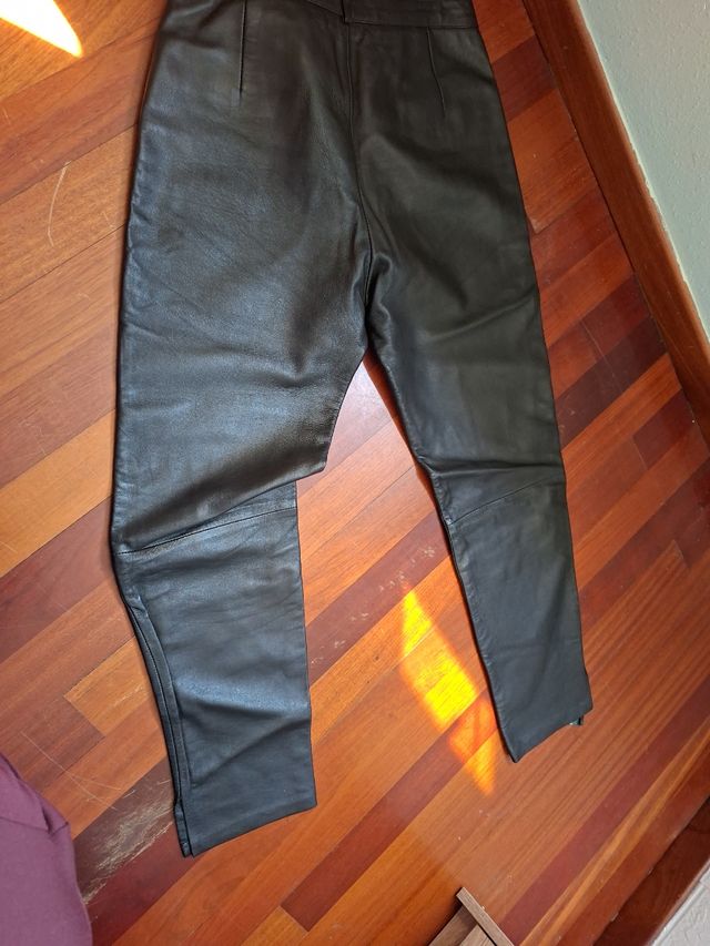 Pantalón de cuero negro