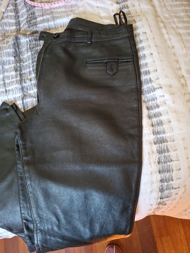 Pantalón de cuero negro