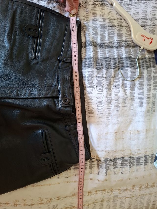 Pantalón de cuero negro