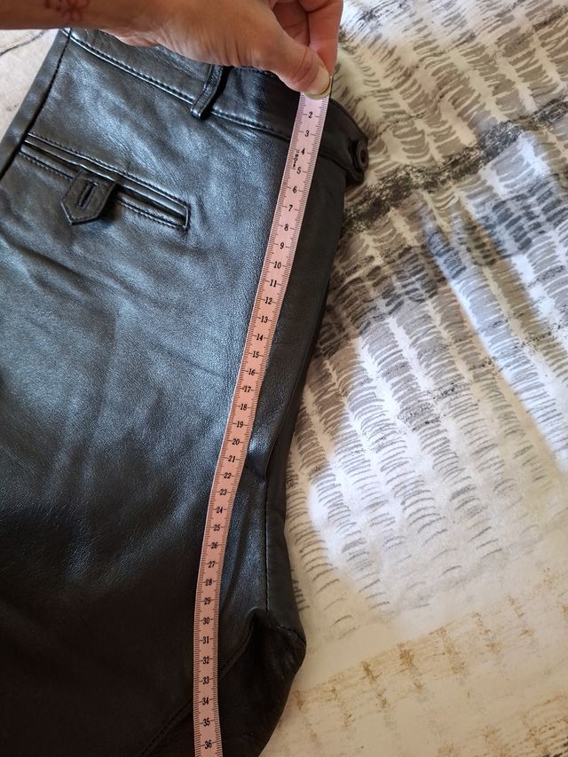 Pantalón de cuero negro