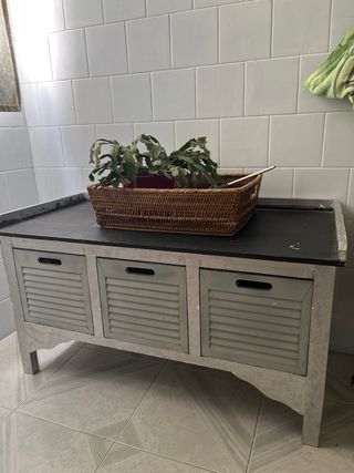 Mueble bajo de madera y mimbre