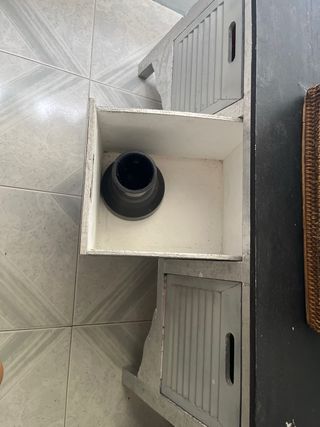 Mueble bajo de madera y mimbre