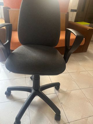 Silla de escritorio giratoria
PRECIO NEGOCIABLE