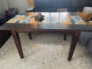 Mesa y Sillas de comedor de madera