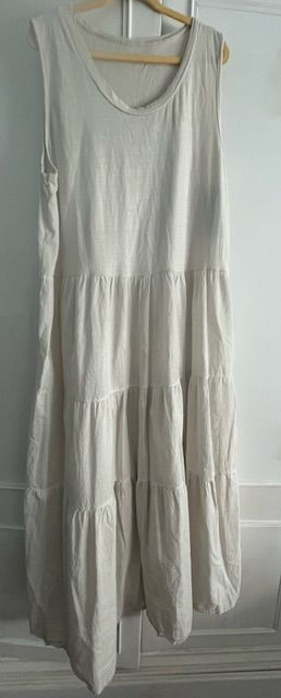 Vestido largo beige con volantes