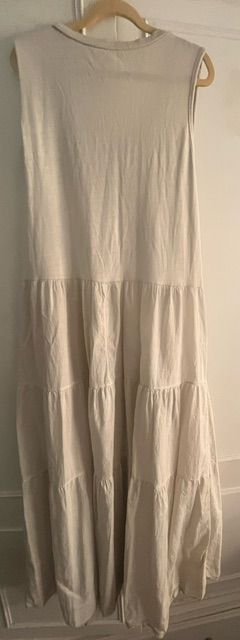 Vestido largo beige con volantes