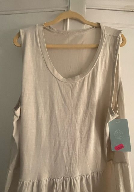 Vestido largo beige con volantes