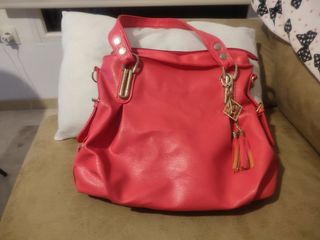 Bolso Rosa Mediano con Detalles Dorados