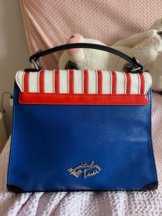 Bolso azul y blanco con apliques marinos