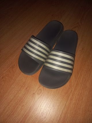 Chanclas Adidas Grises