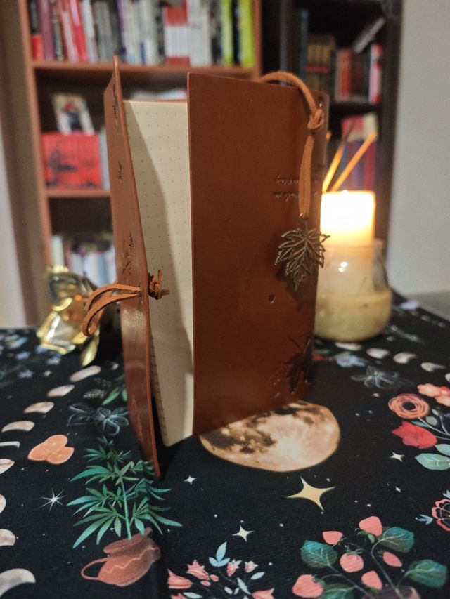 Cuaderno de Cuero con Hoja Decorativa