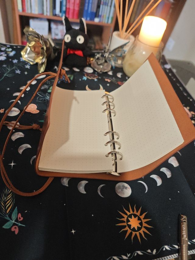 Cuaderno de Cuero con Hoja Decorativa