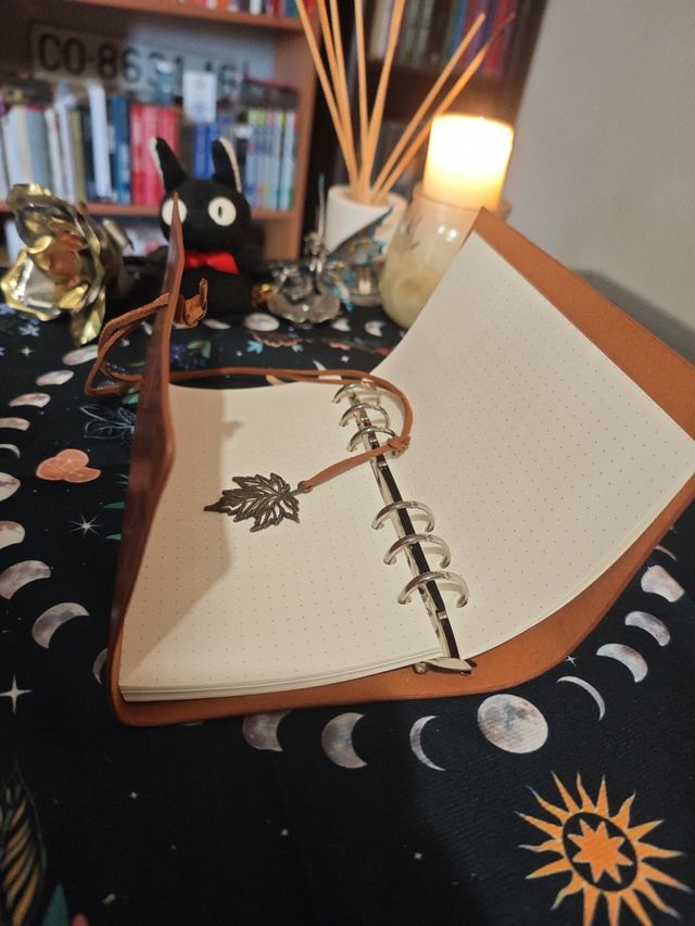 Cuaderno de Cuero con Hoja Decorativa