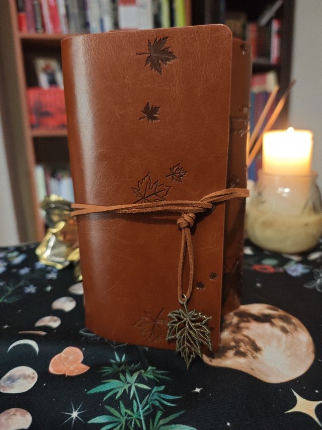 Cuaderno de Cuero con Hoja Decorativa