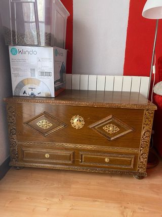 Baúl de madera con detalles dorados