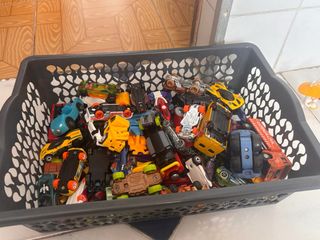 Cesta con Juguetes de Coches