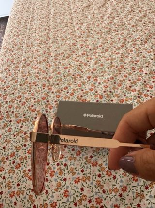 Gafas de sol Polaroid doradas y rosas