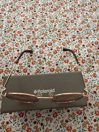 Gafas de sol Polaroid doradas y rosas