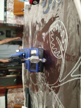 Coche de juguete rojo y grúa azul