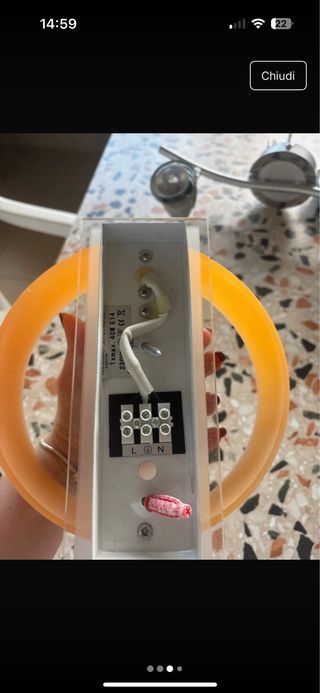 Luci d'arredo arancioni e trasparenti