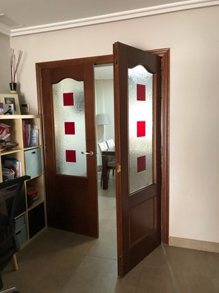 Puerta de roble macizo lacadas y con cristal