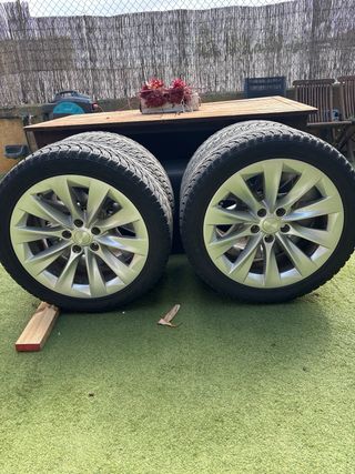 juego de neumáticos 245/45 r19 con llantas Tesla