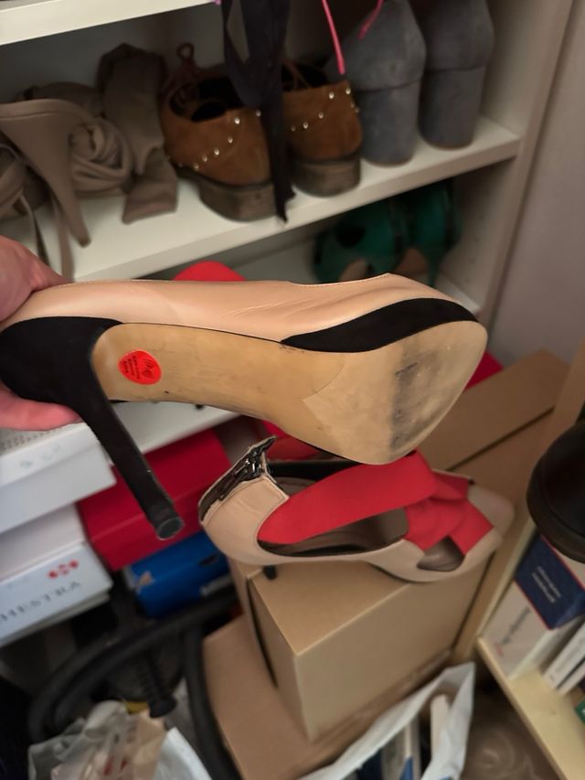 Zapatos de tacón Zara beige y rojo