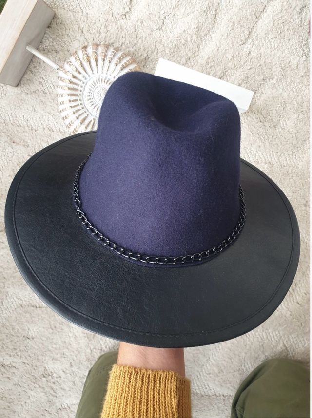 Sombrero de fieltro azul y negro