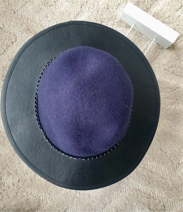 Sombrero de fieltro azul y negro