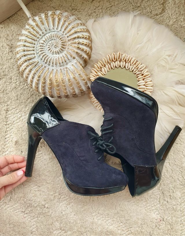 Botines de tacón negros con cordones