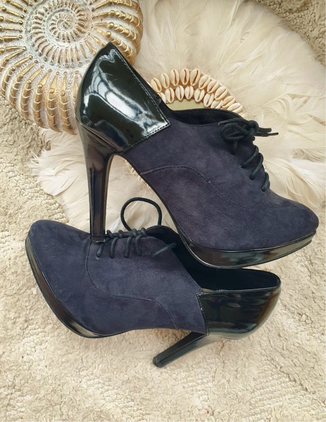 Botines de tacón negros con cordones