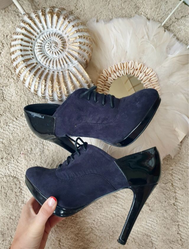 Botines de tacón negros con cordones