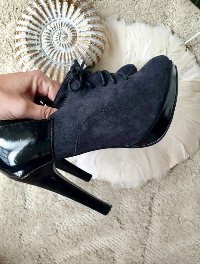 Botines de tacón negros con cordones