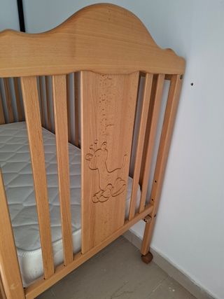 Cuna de madera con colchón