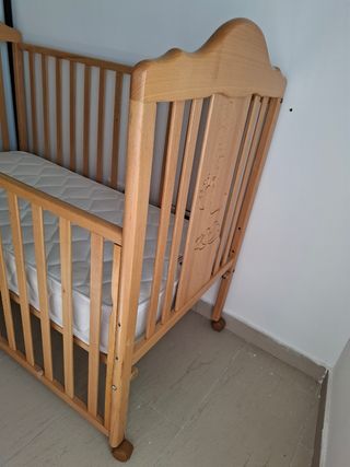 Cuna de madera con colchón