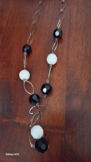 Collana lunga metallo pietre bianche e nere