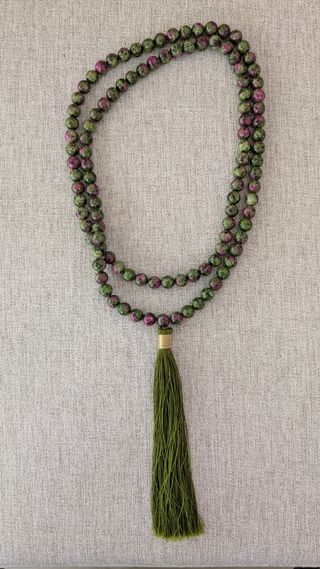 Collar de piedra natural.