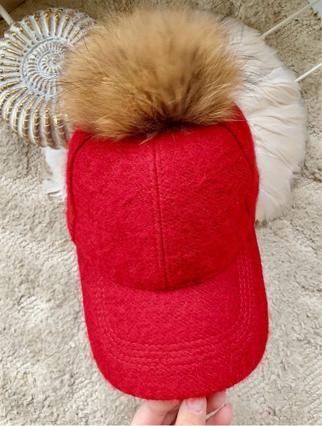 Gorra roja con pompón de pelo