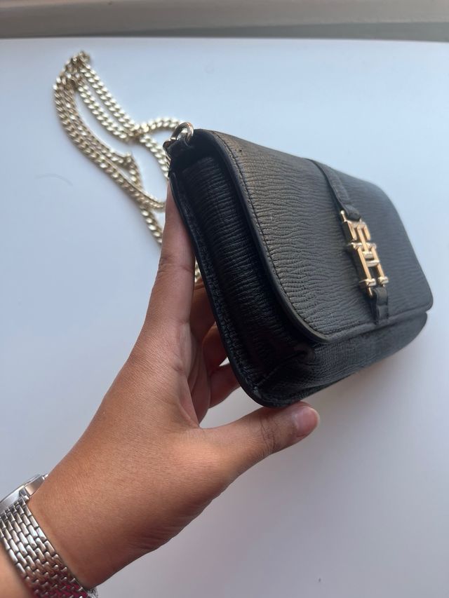 Bolso de mano negro con cadena dorada