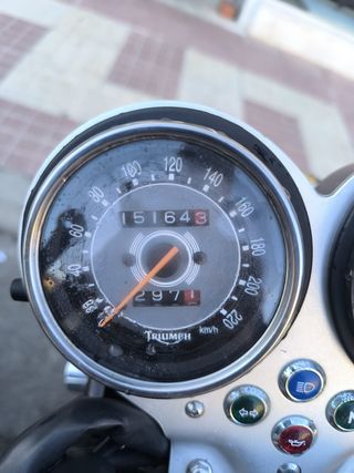 TRIUMPH BONEVILLE T100