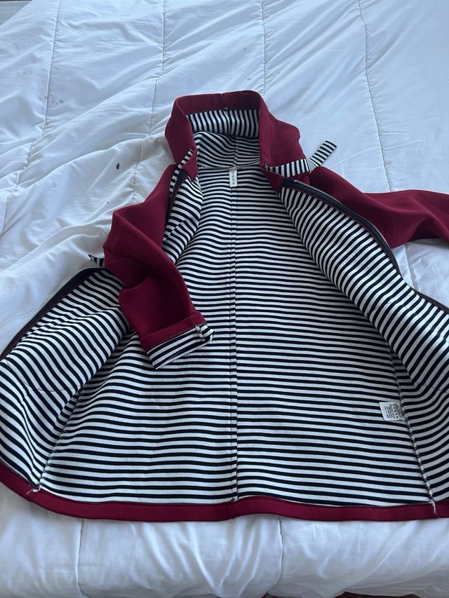 Chaquetón granate con forro de rayas