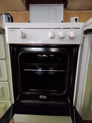 Cocina a gas blanca 3 fuegos y horno con rejilla.