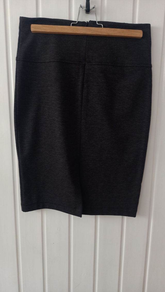 Falda elástica gris con botones