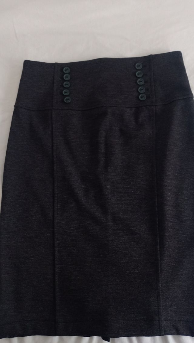 Falda elástica gris con botones