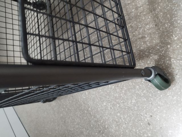 Mesita auxiliar metálica gris