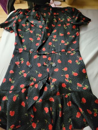 Vestido Negro con Flores Rojas