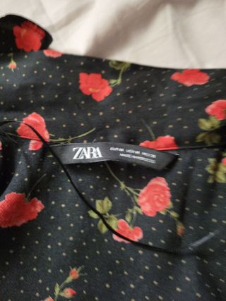 Vestido Negro con Flores Rojas