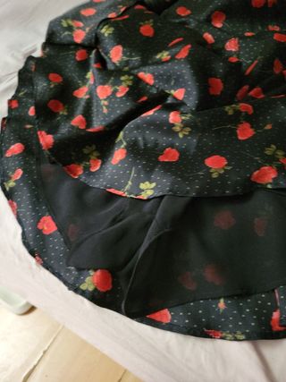 Vestido Negro con Flores Rojas
