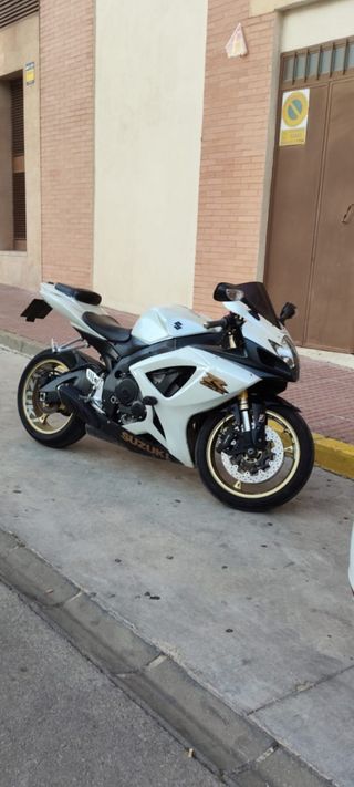 Suzuki GSXR 600 K7 Blanca y Negra